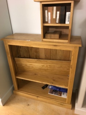 An oak bookcase. Note: VAT is payable on the hammer price of this lot at 20%.