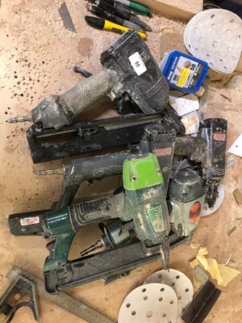 Five various nail/staple guns, and other contents under workbench. Note: VAT is payable on the hammer price of this lot at 20%.