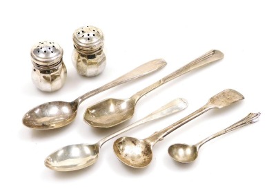 A pair of silver pepperettes, together with silver salt, tea and mustard spoons, 1.91oz.