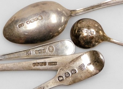 A pair of silver pepperettes, together with silver salt, tea and mustard spoons, 1.91oz. - 2