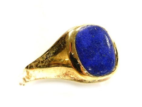 A 9ct gold and lapis lazuli gentleman's signet ring, size Y½, 3.7g.