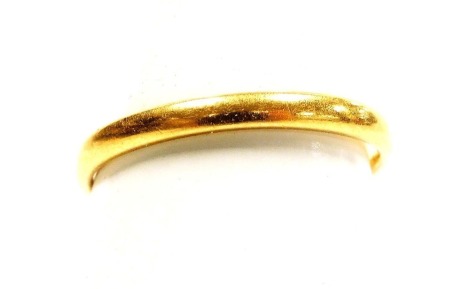 A 22ct gold wedding band, size O, 2.3g.