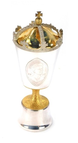 An Elizabeth II commemorative silver and 22ct gold plated goblet, to commemorate the Silver Jubilee of Her Majesty Queen Elizabeth II 1977, limited edition of 750, filled, 14.72oz gross, 20cm high, in fitted box with certificate.