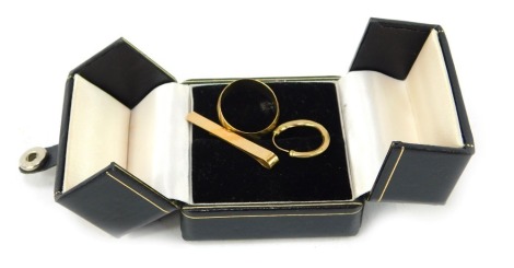 A 9ct gold tie clip, with etched art work decoration, Birmingham 1990, together with a 9ct gold wedding band and some hoop earring, 5.2g.