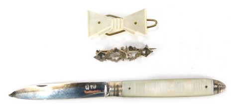 A silver swallow brooch, silver and mother of pearl handled penknife, and a mother of pearl bow brooch. (3)