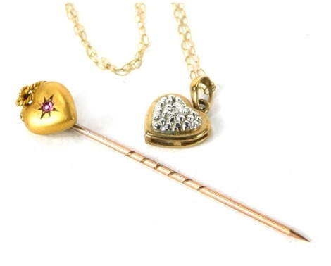 A small group of jewellery, comprising a 9ct gold topped stick pin, the heart set with garnet, and a 9ct gold love heart pendant and chain, 2g all in. (2)