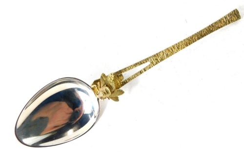 An Elizabeth II Stuart Devlin silver spoon, with a hook and bark effect handle, mounted with a bee in silver gilt on plain bowl, stamped SD London 1982, 1.23oz.