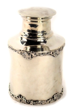 A George V silver tea caddy, with raised relief, scroll and flower design, London 1926, 3.71oz. (AF)