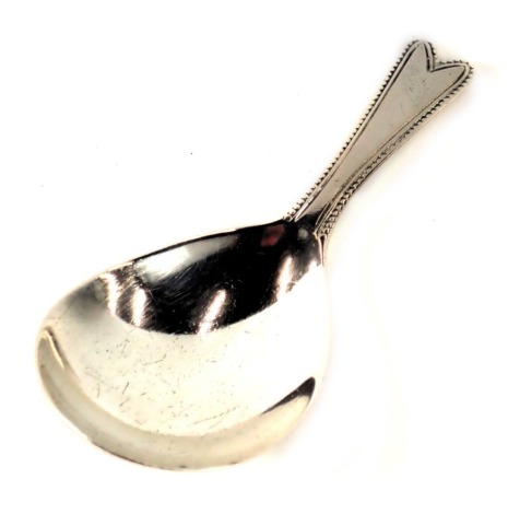 A Victorian silver caddy spoon, with pierced v shaped top, and bead work border, hallmarks rubbed, 0.28oz.