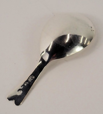 A Victorian silver caddy spoon, with pierced v shaped top, and bead work border, hallmarks rubbed, 0.28oz. - 2