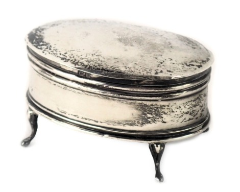 A George V silver jewellery casket, on four out splayed legs, Birmingham assay, 7cm wide.