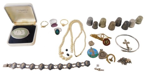 A group of costume jewellery, comprising a pearl necklace, with 9ct gold clasp, silver thimbles, Wedgwood green Jasperware brooch, etc. (a quantity)