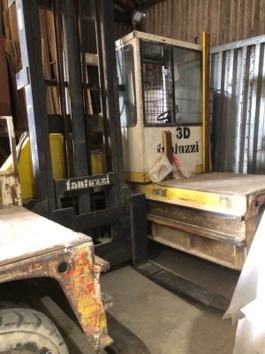 A Fantuzzi 3D side loader forklift - yellow. - 5