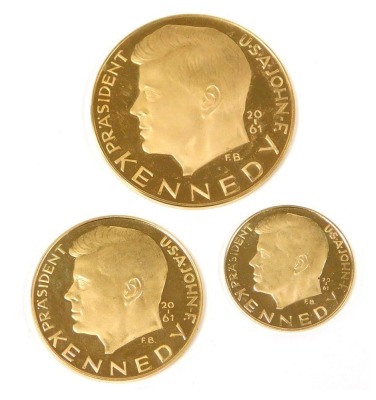 Three German Issue JF Kennedy gold commemorative coins, marked for .900 fineness, the obverse with a profile with President Kennedy, reverse a bird of peace holding a olive branch and "Sententia-Pax-Labor-Panis-Orbi Terrirun", 31.6g.