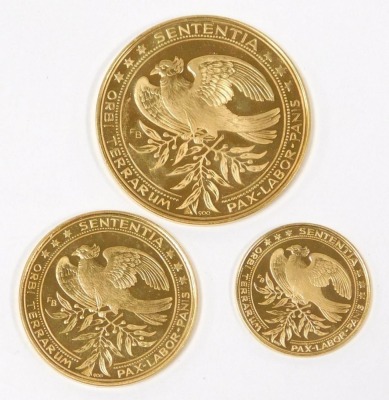 Three German Issue JF Kennedy gold commemorative coins, marked for .900 fineness, the obverse with a profile with President Kennedy, reverse a bird of peace holding a olive branch and "Sententia-Pax-Labor-Panis-Orbi Terrirun", 31.6g. - 2