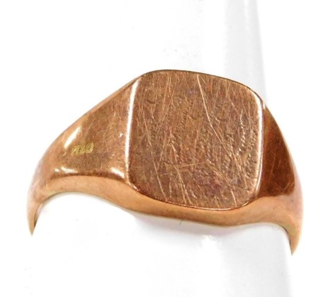 A 9ct rose gold gentleman's signet ring, indistinctly monogram engraved, size T, 4.0g.