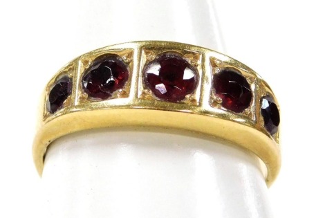 A 19ct gold and garnet five stone ring, size O, 3.8g.