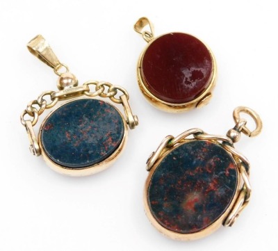 Three 9ct gold carnelian and blood stone swivel fobs, two oval and one circular, 17.3g all in.