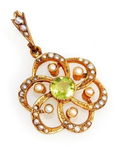 An Edwardian 9ct gold peridot and seed pearl pendant, in a floral design, 3.0g.