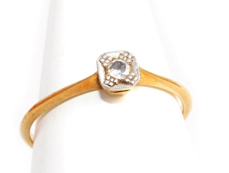 An Art Deco diamond solitaire ring, set in yellow and white metal stamped 18ct and plat, size L, 1.4g.