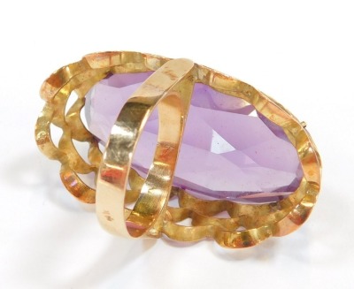 A dress ring, with oval amethyst in claw setting, with three layered fluted shank, yellow metal stamped 14K, ring size Q, 19.3g all in. - 3