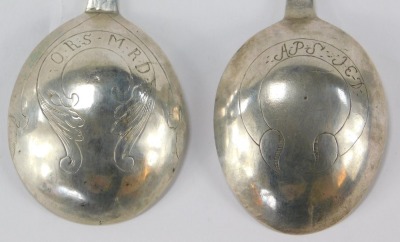 Two white metal caddy spoons, each with a circular bowl initialled verso, both handles bright cut decorated with foliate motifs, one with a depiction of a building, 0.7oz. - 4