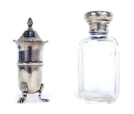 A George V silver pepper pot, and a silver topped and cut glass dressing table jar, 1.58oz. (2, AF)