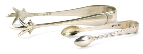 Silver sugar tongs, comprising a pair of silver claw ended sugar tongs, George V, Birmingham, and a pair of plated tongs, 0.79oz. (2)