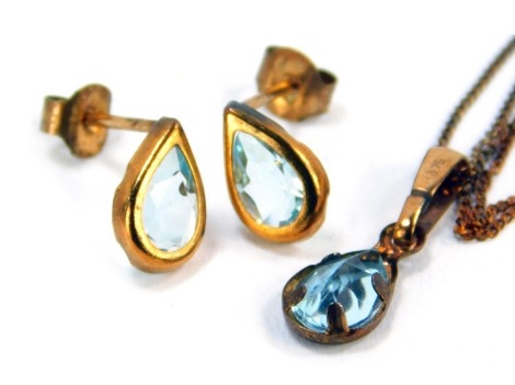 A 9ct gold and aquamarine pendant and earring set, the lozenge shaped pendant stamped 375, on a fine link neck chain, with matching drop earrings, the chain 40cm long, 1g all in.