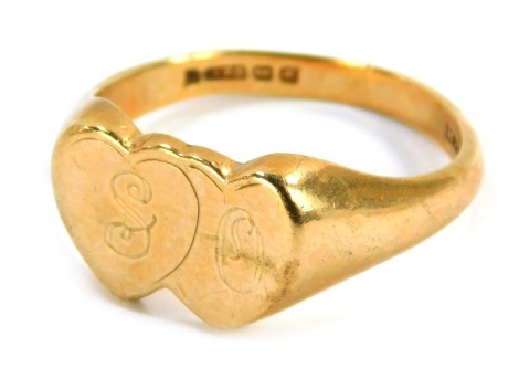 A 9ct gold dress ring, formed with two interlocking hearts bearing the initials SO, ring size M½, 3.9g.