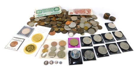 Decimal and pre decimal coinage, comprising florins, half crowns, crowns, shillings, commemorative coins, ten shilling note, etc. (1 tray)