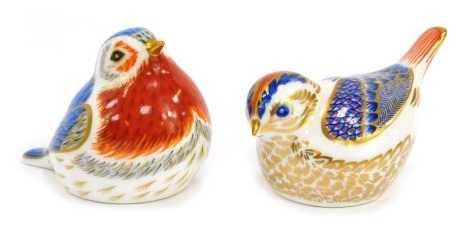 Two Royal Crown Derby porcelain bird paperweights, comprising Anniversary Robin, Collectors Guild exclusive, gold stopper and red printed marks, together with a Fire Crest, silver stopper, red printed marks.