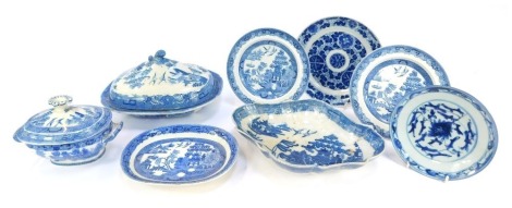 A collection of blue and white ceramics, to include Wedgwood Willow pattern dish and cover, 12cm high, further blue and white Willow pattern wares, a Japanese dish, 20cm diameter, etc.