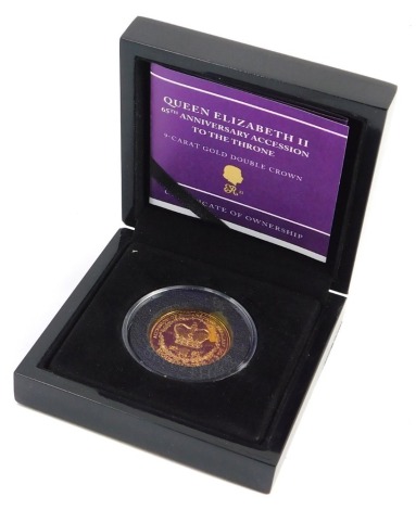 A Queen Elizabeth II 9ct gold 65th Anniversary Succession to the Throne double crown, boxed with certificate, 4g.