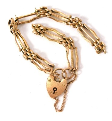 A gate bracelet, of three bar hammered design with safety chain and padlock, 16cm long, 6.3g all in. (AF)