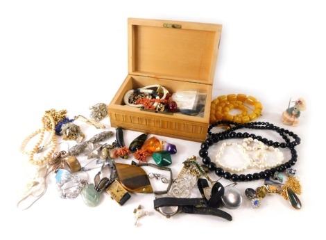 A group of costume jewellery, comprising pin cushions, imitation amber, silver bow brooches, plated neck chains, elephant bracelet, etc. (1 tray)