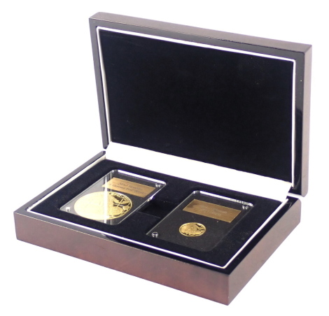 A London Mint Office 2017 Newton gold coin set, comprising a five guinea fine works and a quarter guinea fine works, in presentation box.