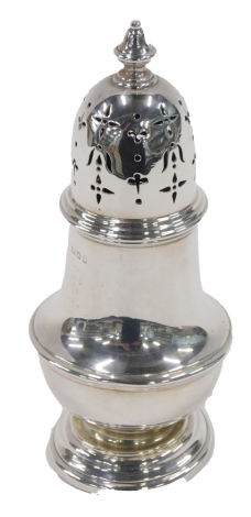 An Edward VII silver sugar shaker, of squat form with a pierced top, London 1903, 3.74oz.