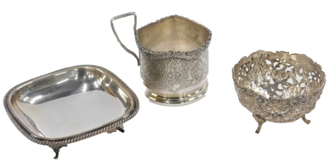 A silver plated rectangular pin dish, on tripod base with reeded border, a Continental white metal pierced design basket stamped 800, 2.79oz, and a Continental white metal beaker, unmarked, 2.76oz. (3)