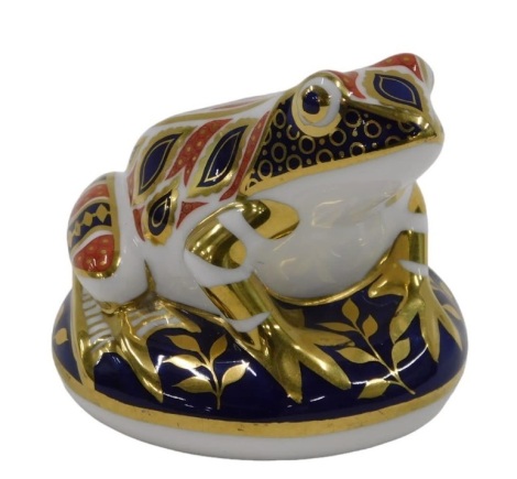 A Royal Crown Derby Imari pattern frog paperweight, lacking stopper, 8cm high.