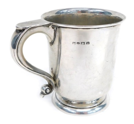 A George V silver tankard, Birmingham 1921, plain design, 12cm high, 7oz.