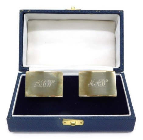 A pair of 9ct gold napkin rings, engraved, cased, 88g.