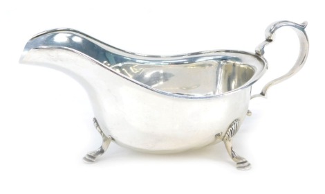 A George VI silver sauce boat, on three stepped hoof feet, Sheffield 1939, 5oz.