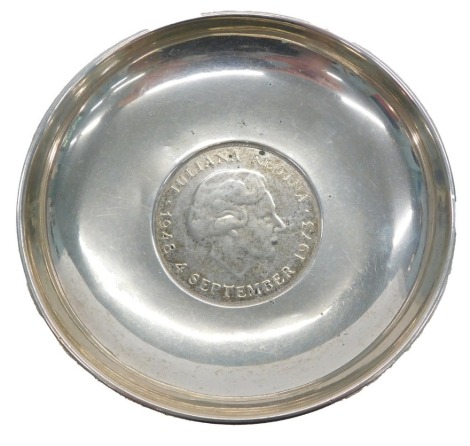 A white metal pin dish, with poinsettia for The Netherlands 10 Golden Coin dated 1978, in white metal frame inscribed Draka Foam Plastics, unmarked, 1.91oz.