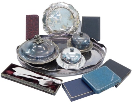 Silver plated wares, comprising an oval silver plated galleried tray, a rose topped tureen and cover, two bowls, a salver, various empty cutlery cases, and a pair of silver plated fish servers. (a quantity)