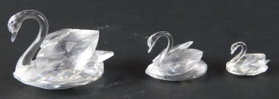 A set of four graduated Swarovski crystal swans, the largest 5.5cm high, together with a further cut glass swan. - 3