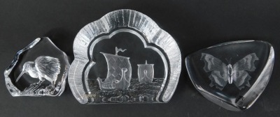 A group of Mats Jonasson glass paperweights, varying designs, to include elephant, kiwi bird, butterfly, squirrel, fox cub, together with a Nybro Swedish paperweight, decorated with two Viking long boats, 12cm high. - 5