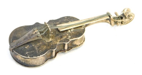 A late 20thC silver snuff box, in the form of a double bass, London assay, 9.5cm, 38.5g.