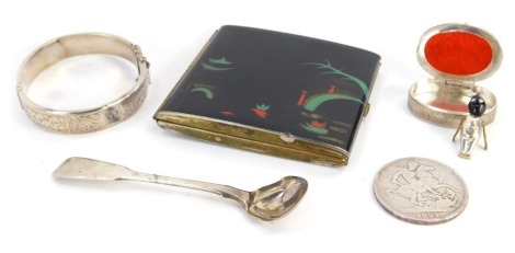 A silver caddy spoon, silver bangle, Eastern box with agate top stamped 900, niello style cigarette case, and an 1891 George III silver crown. (5)