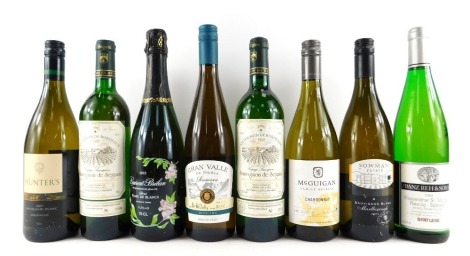 Eight bottles of white wine, to include Hunters Sauvignon Blanc 2005, McQuigan Chardonnay 2017, Sauvignon de Bordeaux 1988, etc.